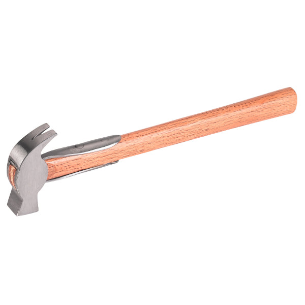 Martillo para herraduras con mango de madera forjada.