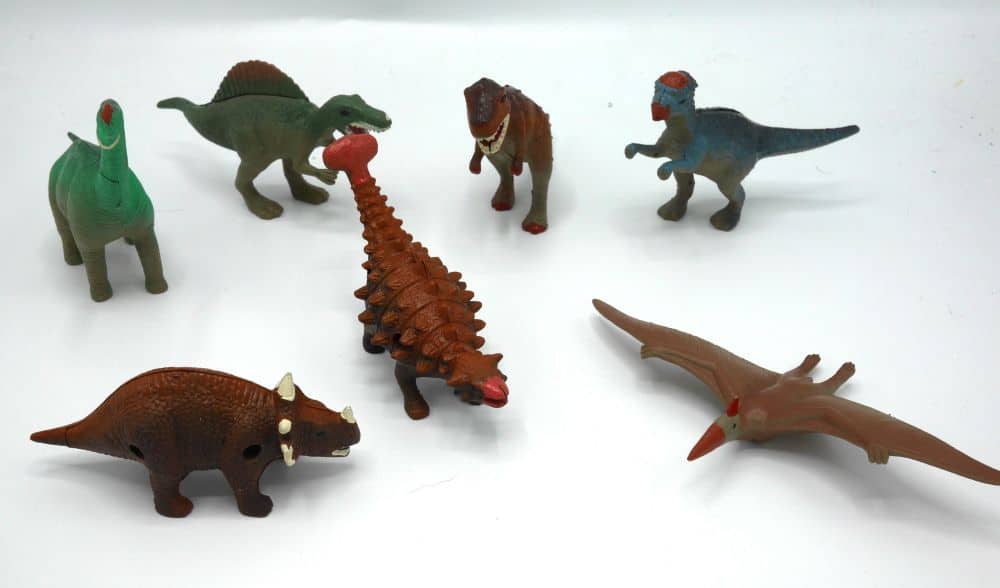 8 dinosauri 7 su foto + in dino bonus extra.