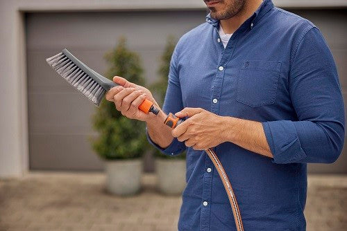 GardenA CleanSystem HandBrush S Soft, con conexión de manguera