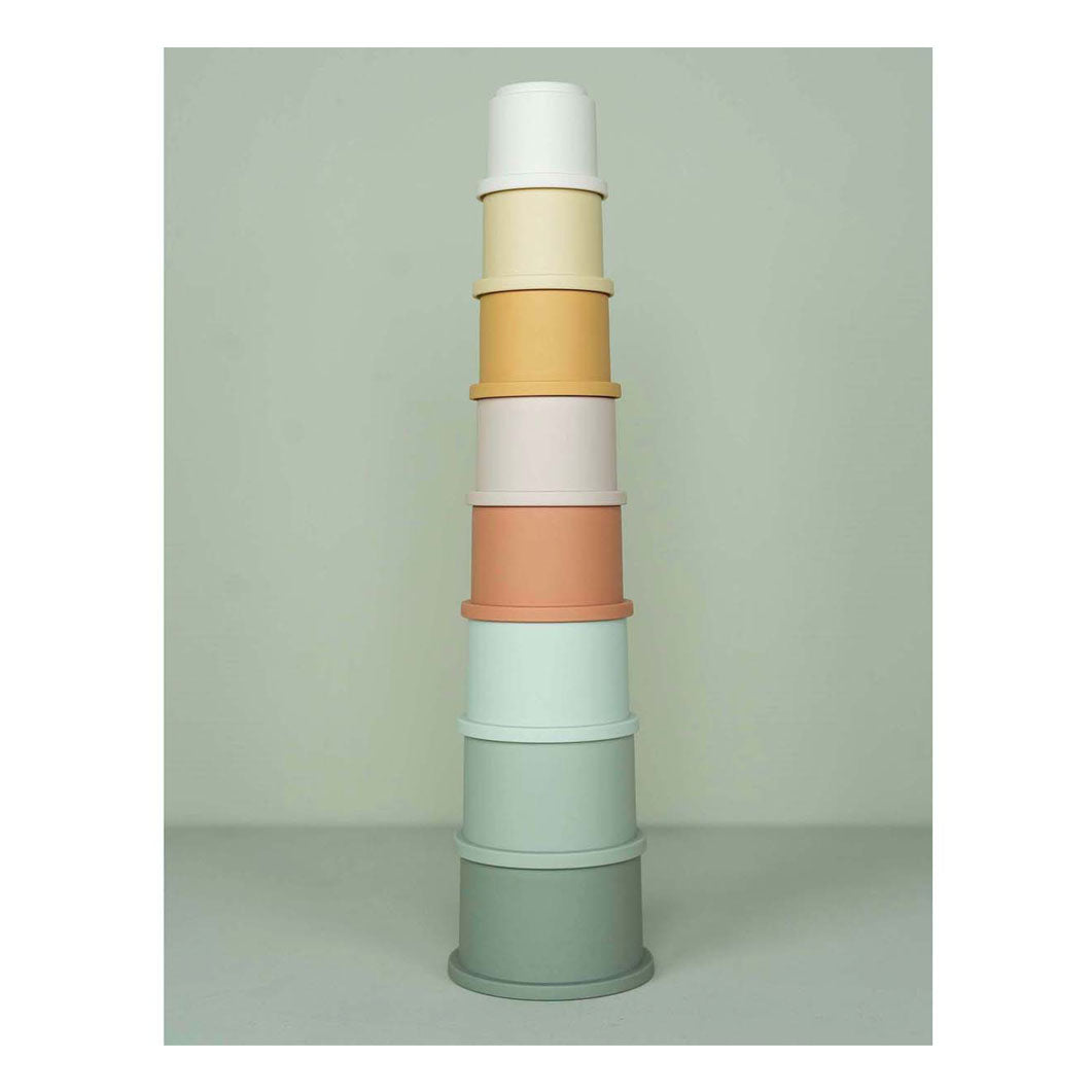 Pequeñas tazas apilables holandesas