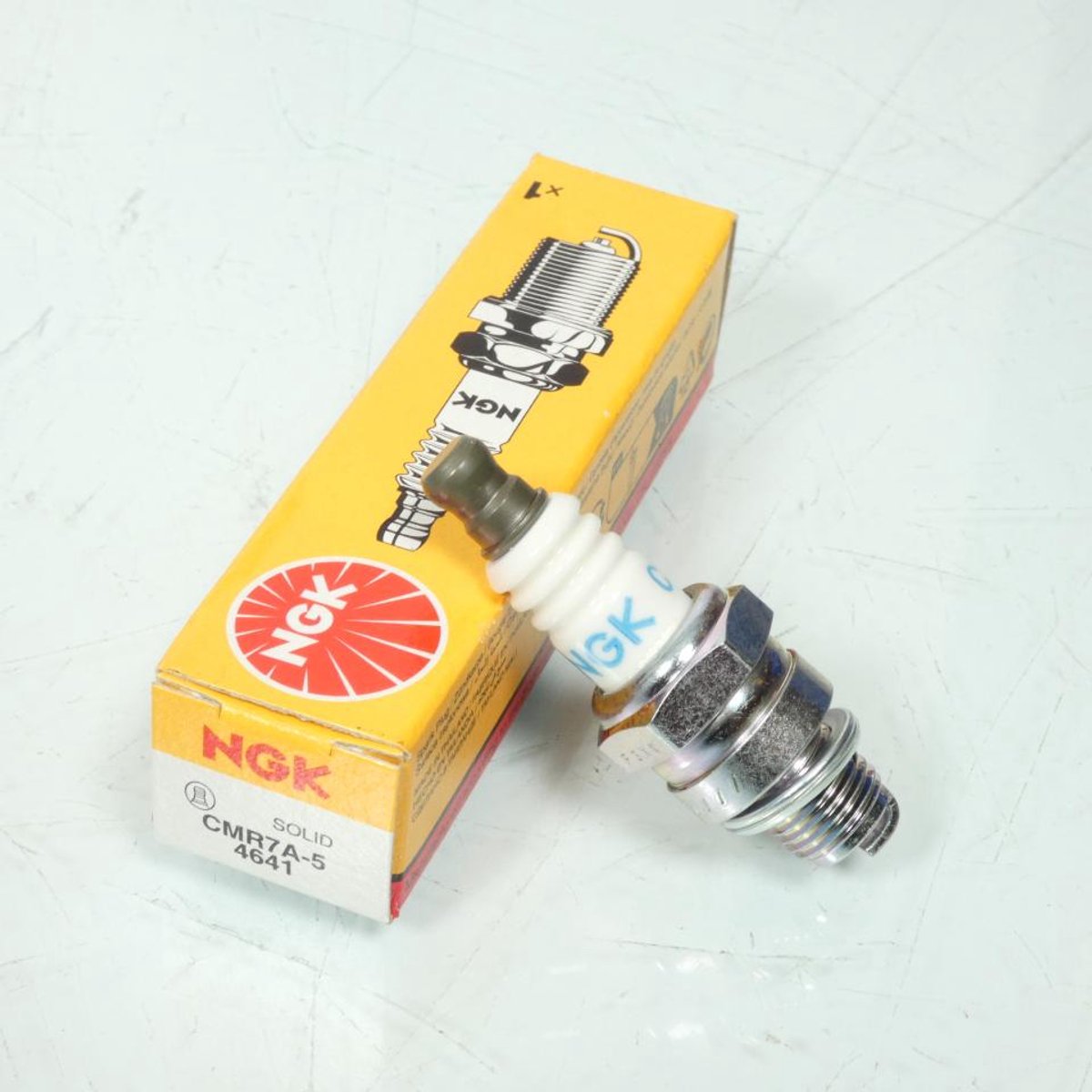 Candela d'allumage Ngk per auto cmr7a-5 4641 nuova