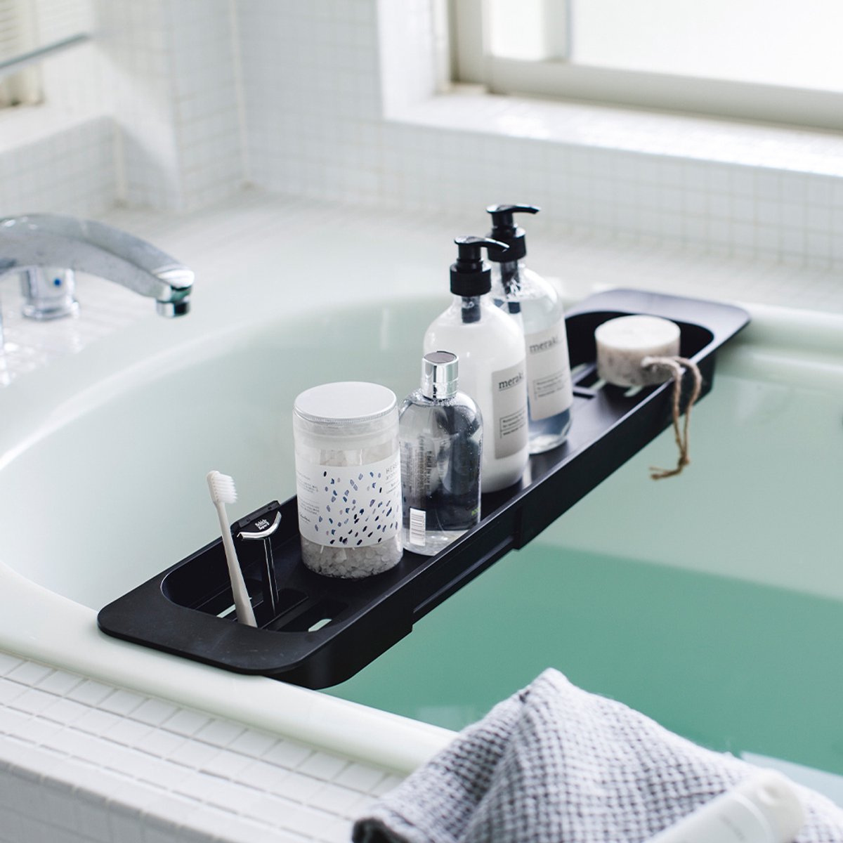 Tabla de baño extensible Yamazaki - torre - negro