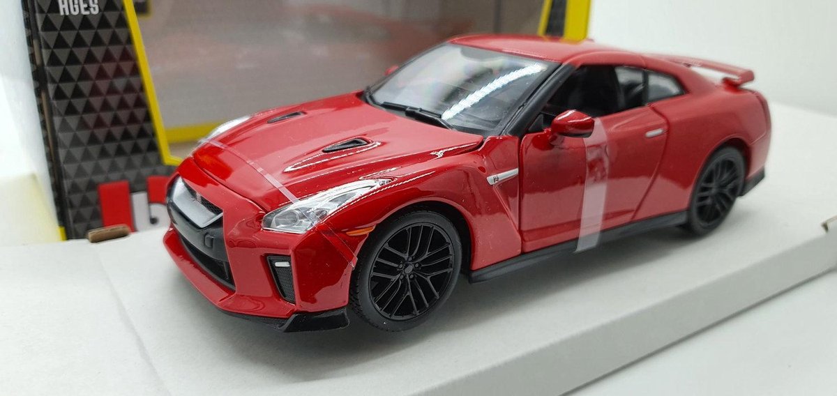 Bburago Nissan GT-R rosso 2017 1:24