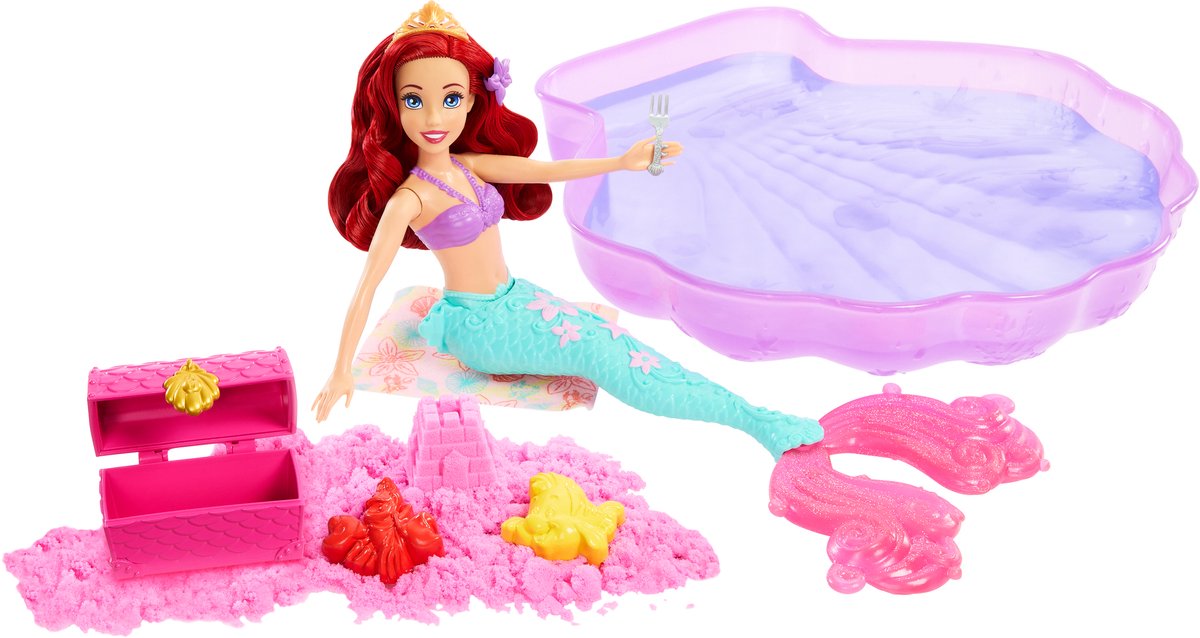 Muñeca de moda Ariel de princesas de Disney nadando y arena