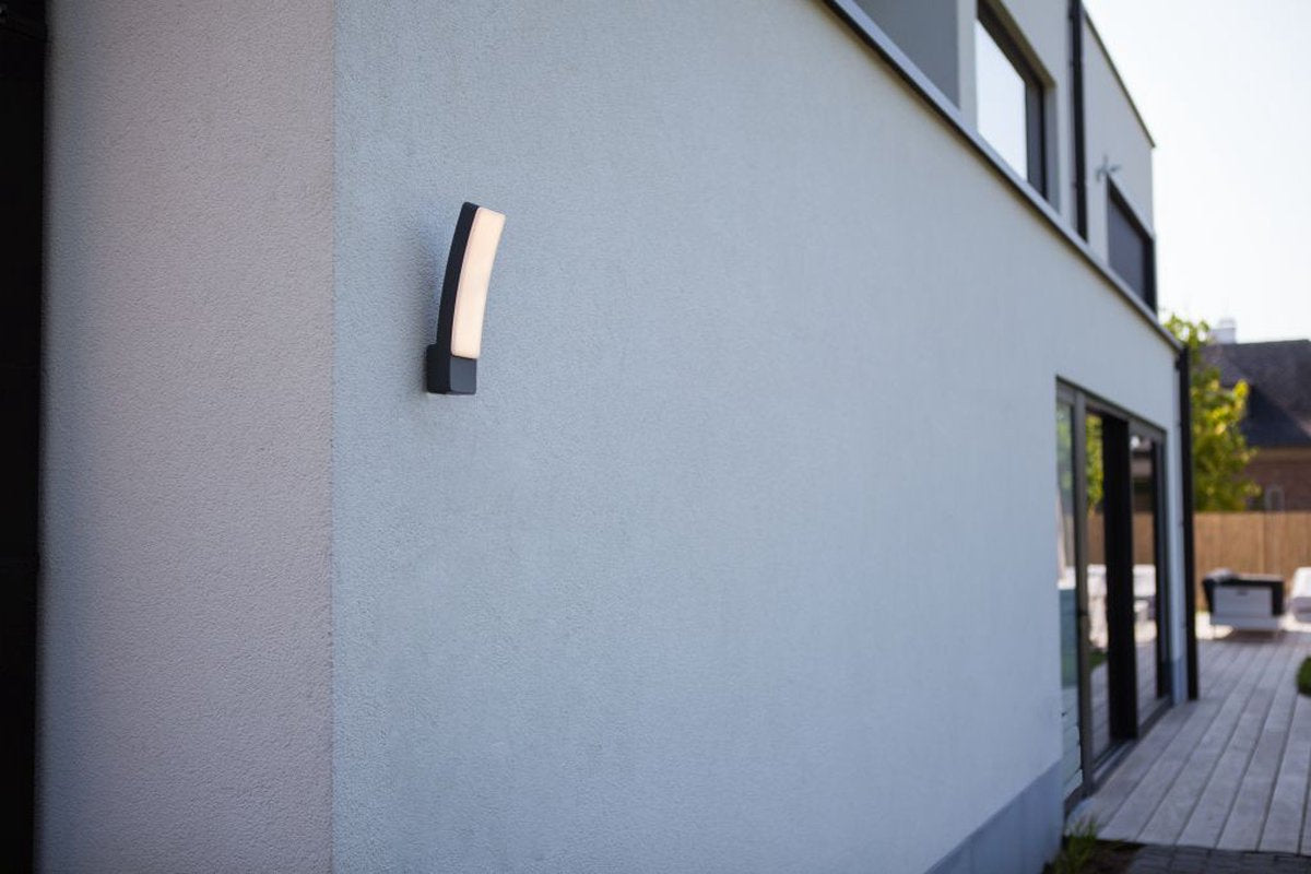 Lutec kira - lampada da parete curva per esterno - corpo alluminio - LED - 1100 lumen - 17,3w - luce bianca 4000k - grigio scuro
