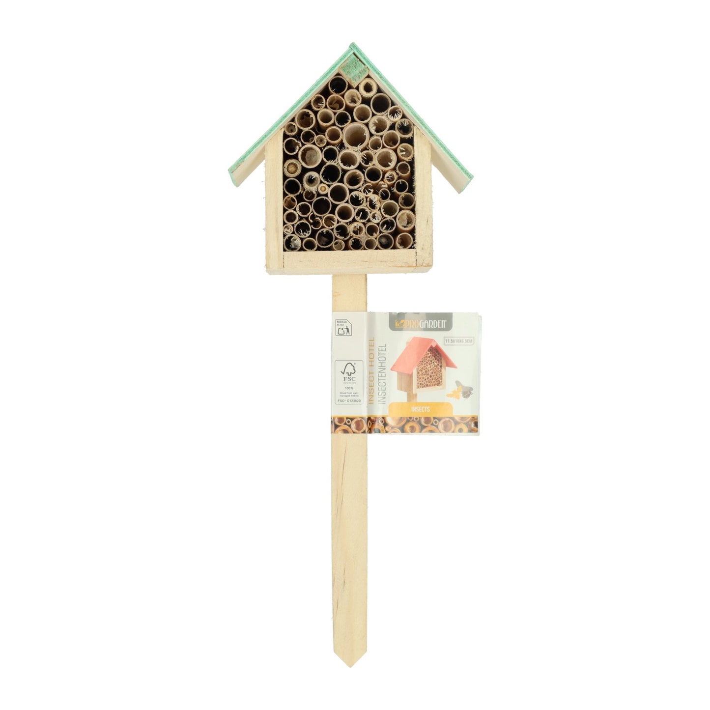Hotel de insectos de madera en un pincho