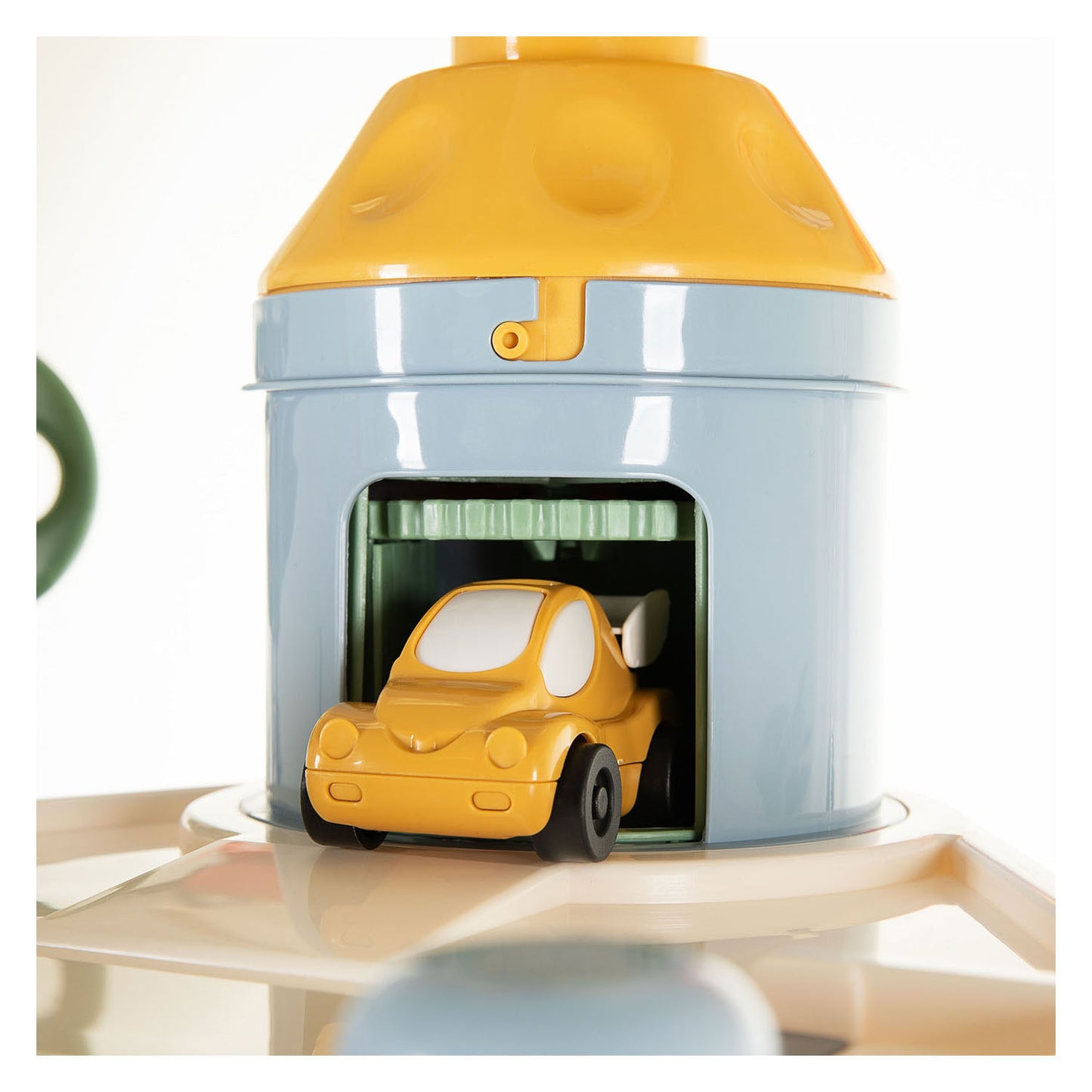 Torre di garage Cavallino con 7 piani e automobili di colori pastello