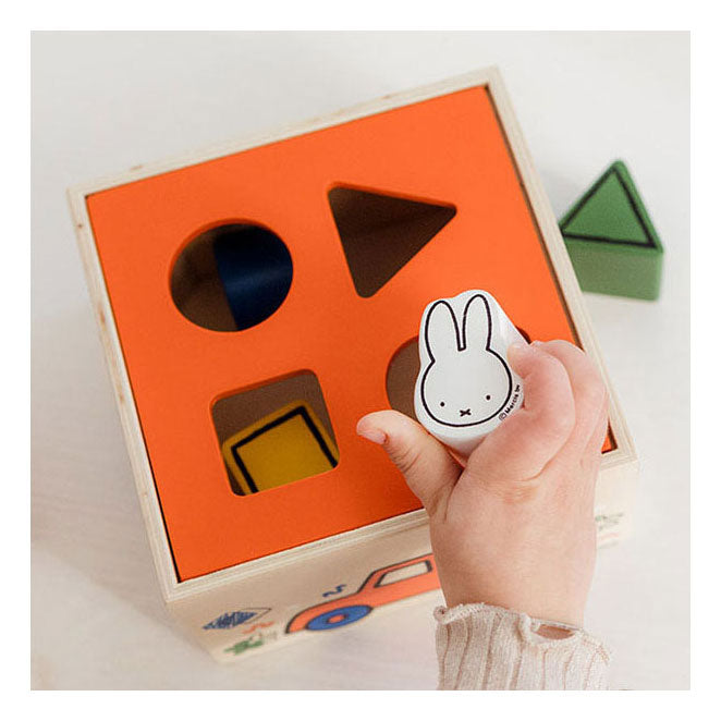 Giocattoli di bambolino formano stufato legno