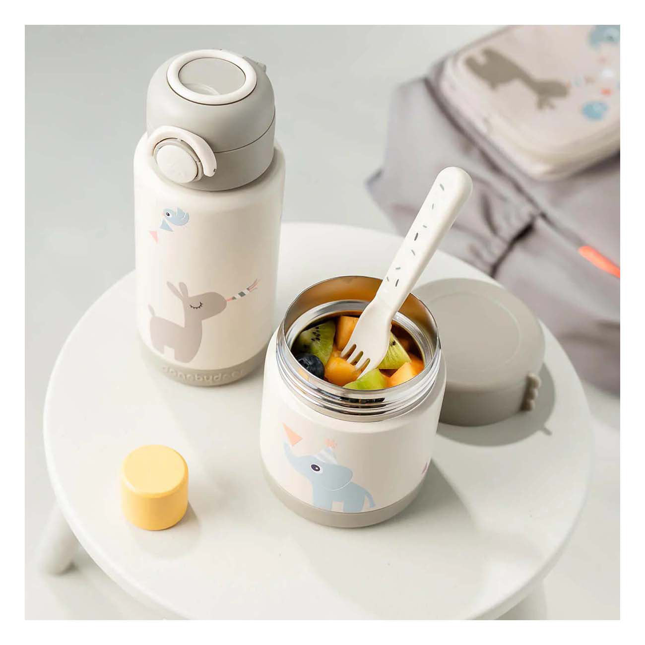 Fatto da Celebrazione della bottiglia di bere isolata di cervo - beige