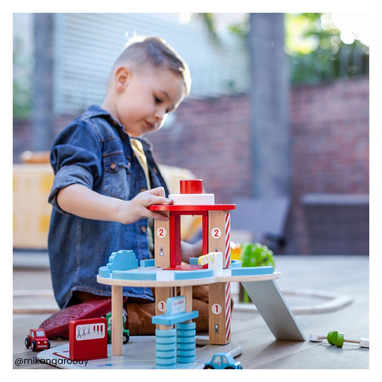 Garaje de madera BigJigs con lavado de autos