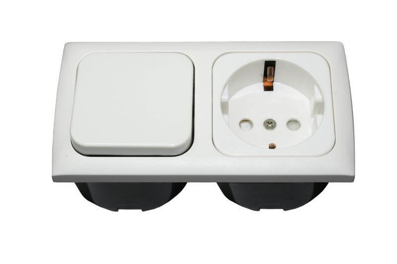 Interruttore combinato C-line e presa a muro con cornice di copertura opale 2x bianca