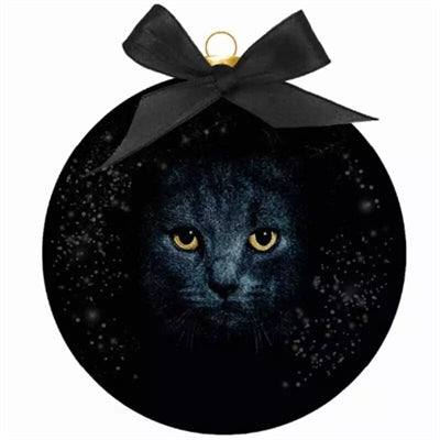 Molti regali palla natalizia glassata e occhi di gatto nero
