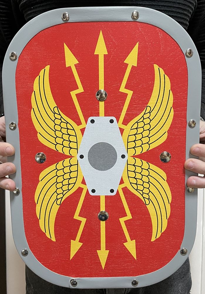 Escudo romano de madera amaderada. 26x39cm.