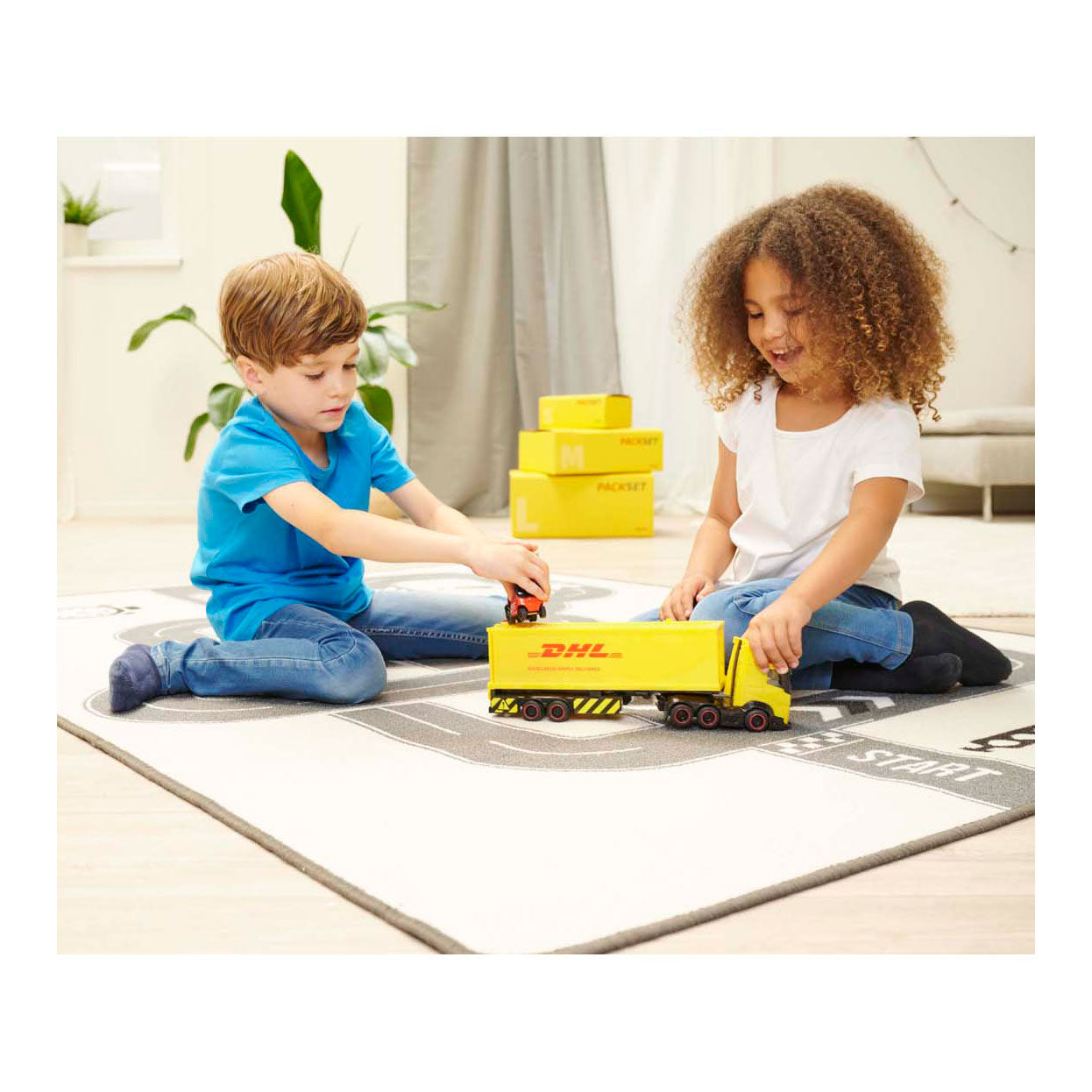 Dickie Dhl Sit con camion e camion del carrello elevatore