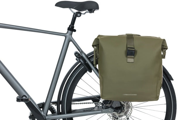 Basil SoHo Bolsa de bicicleta doble Nordlicht Mik - Bolsa de bicicleta verde, impermeable, con iluminación LED, 41L
