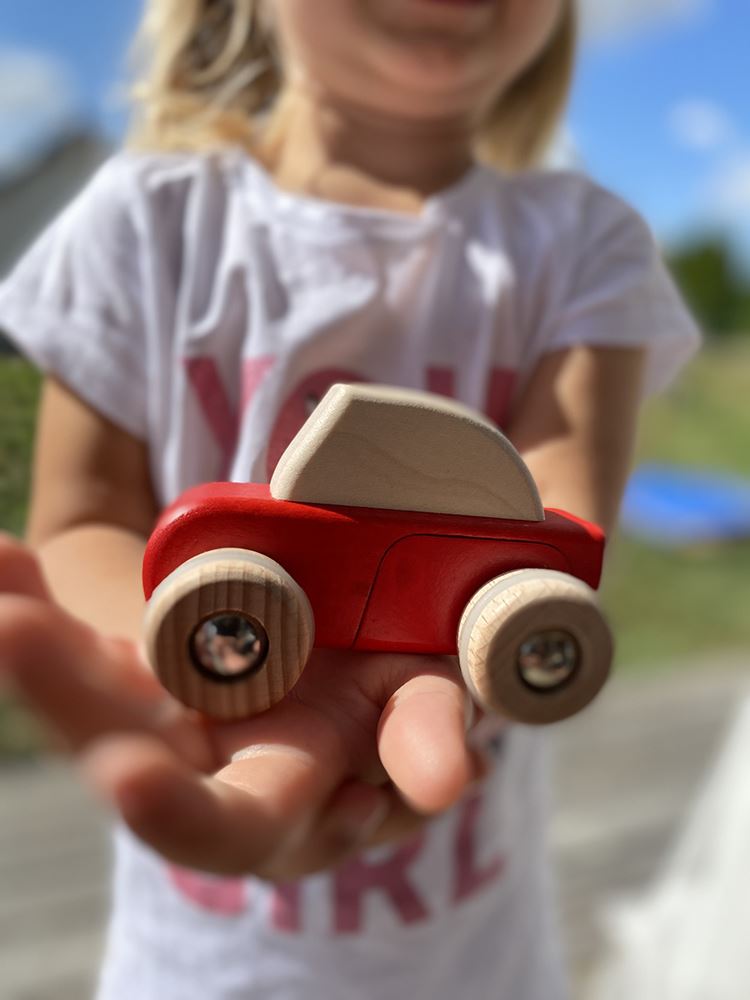 Coche bajo de madera con retroceso rojo. 8,7x5,7x