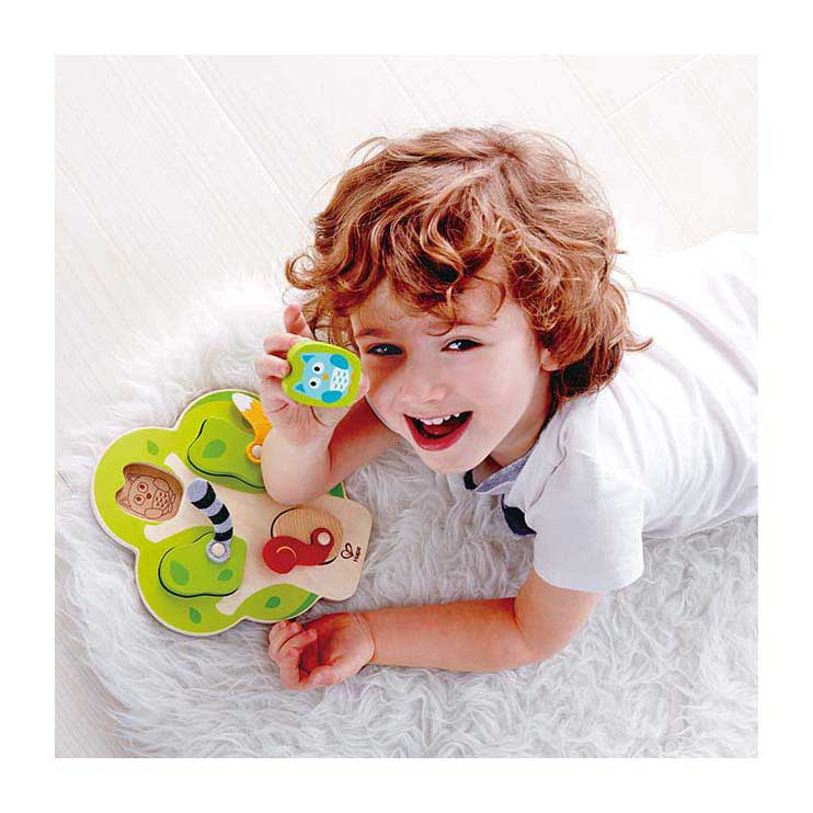 Hape quién está en el rompecabezas con forma de árbol - 5 partes.