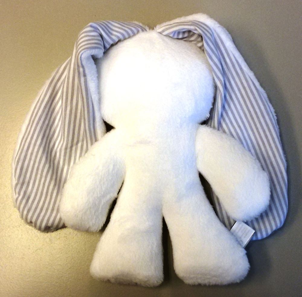 Conejito acurrucado blanco con rayas. 26cm