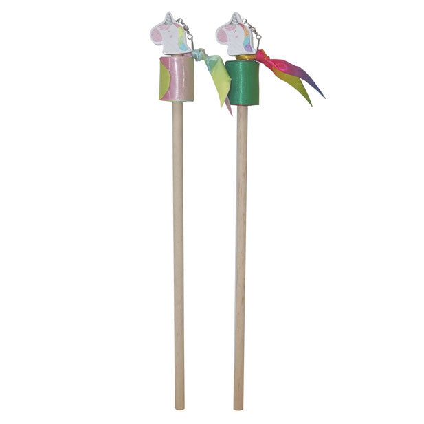 Palo de madera con cinta de baile de unicornio.