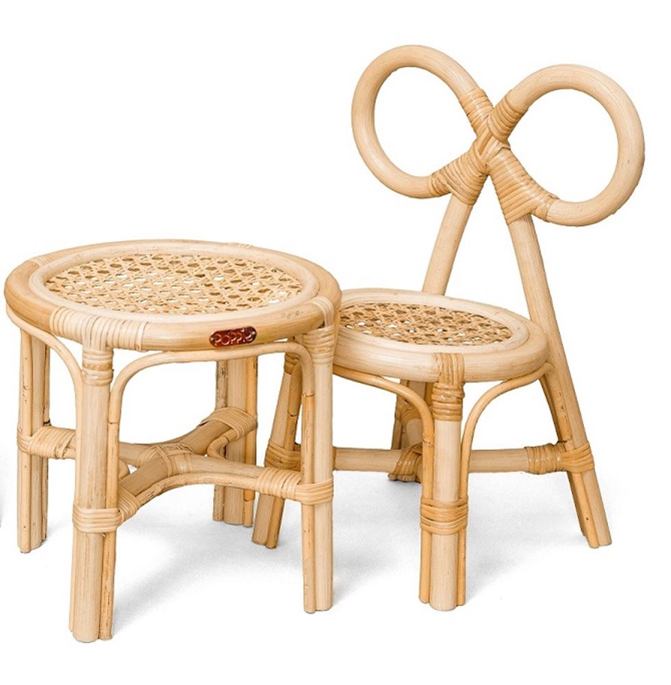 Silla y mesa para muñecas de ratán.