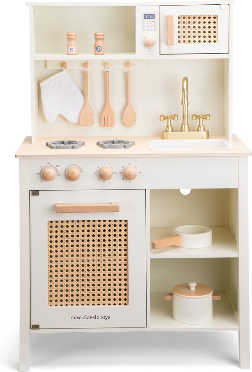 Woet ® Cocina infantil de juguete de madera - Cocina de juguete con detalles de ratán y grifo dorado - Cocina de juguete de color blanquecino con varios accesorios - Altura de la encimera 55 cm - Juego de rol - A partir de 3 años