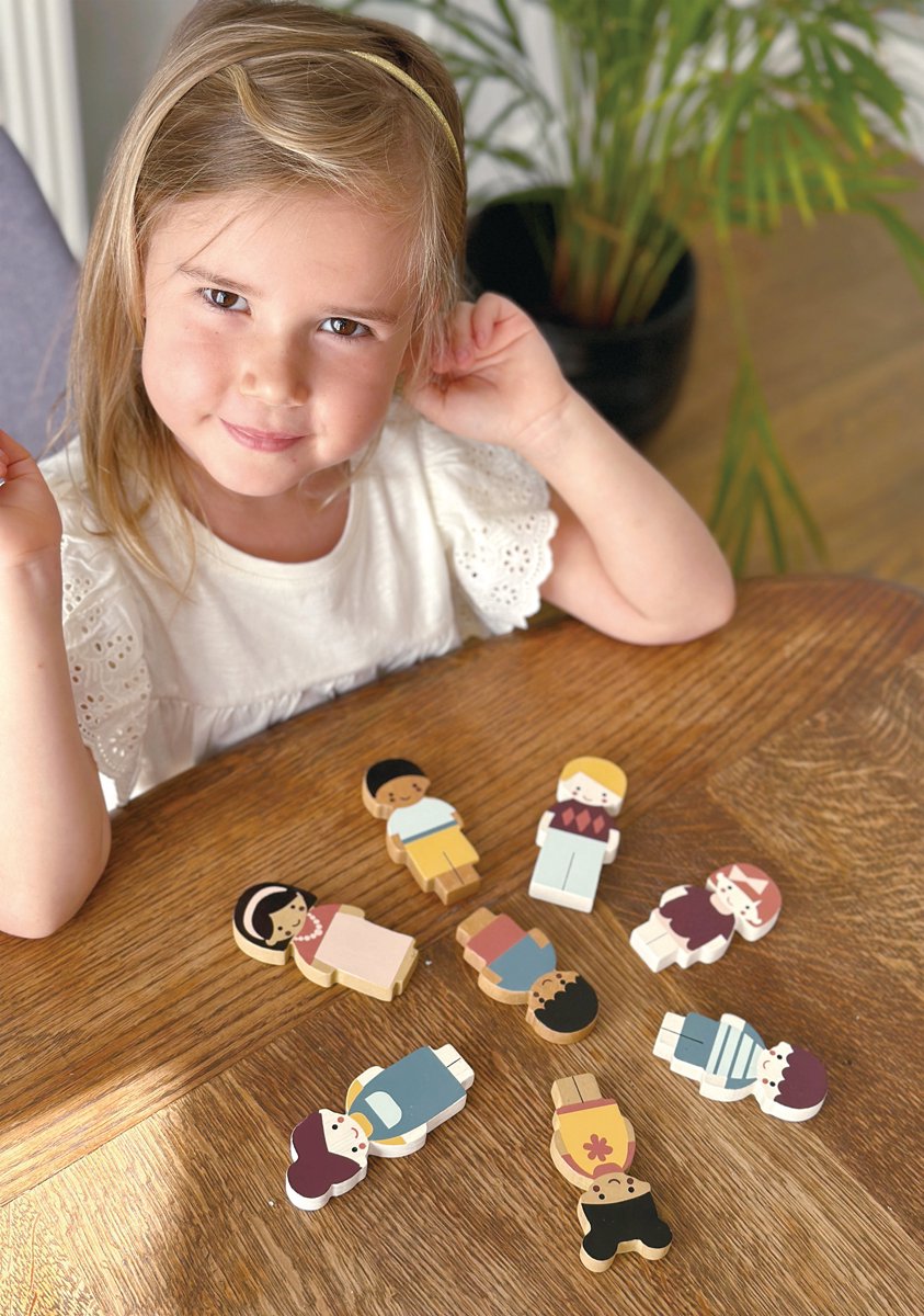 Mentari Chestnut Lane - Familia de muñecas con perro - 5 figuras - Madera - 1 año