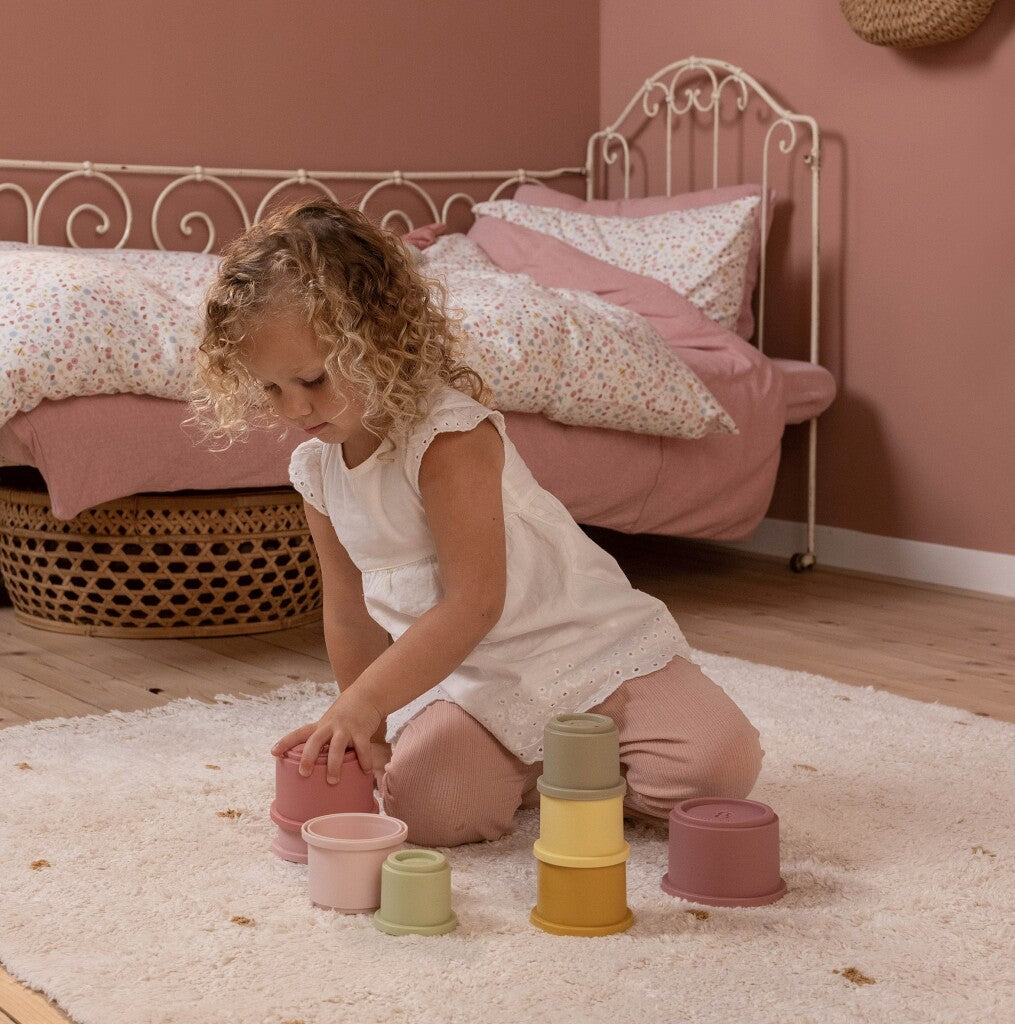 Little olandese impilando i becher rosa