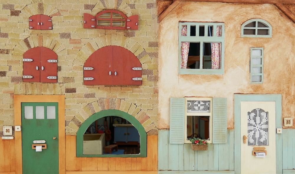 La casa del topo: porte e finestre artigianali