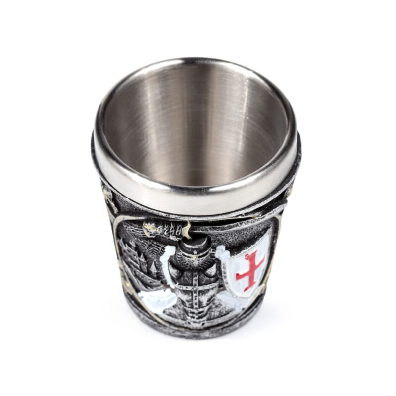 Caballero medieval con vidrio blanco de escudo rojo