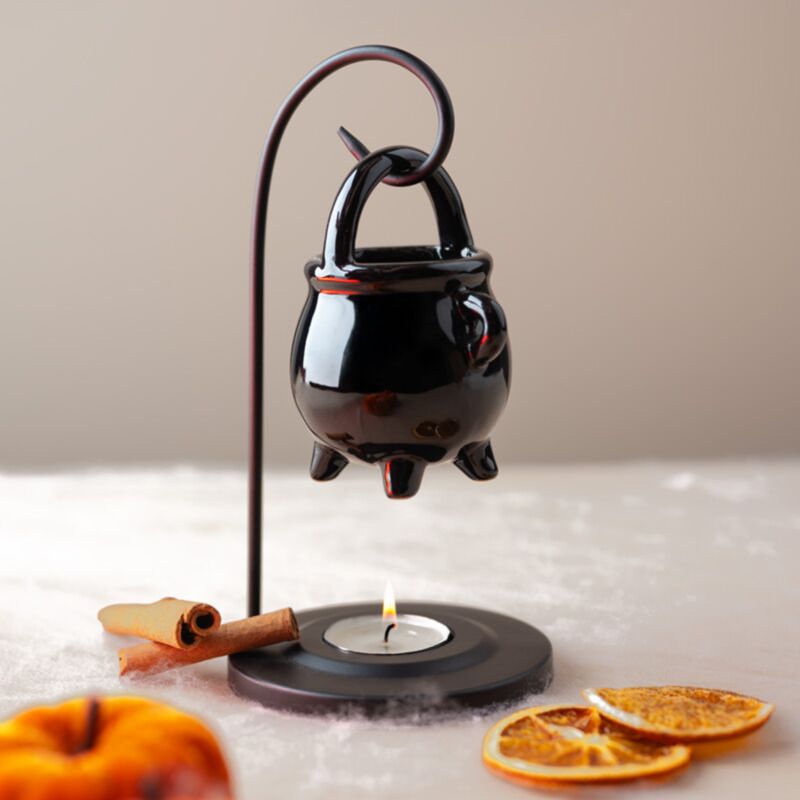 Burner di profumo appeso alla caldaia nera con supporto
