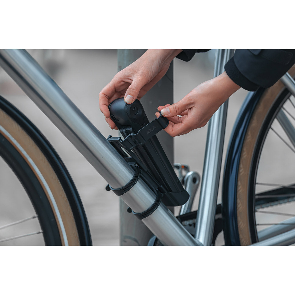 Porta AXA per piega 85 slot nero