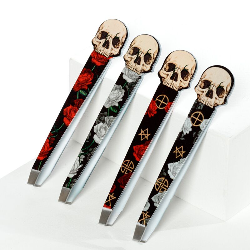 Calavera y rosas formadas pinzas