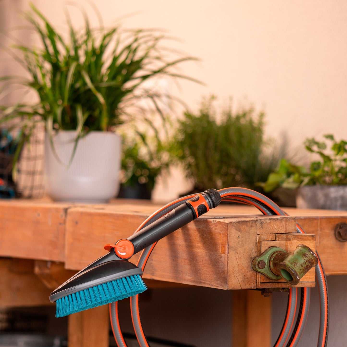 Gardena CleanSystem Handbrush M duro, con conexión de manguera