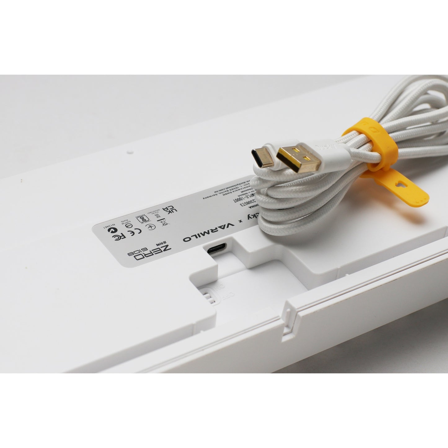 Ducky zero 6108 pure white rgb mechanisch gaming toetsenbord (wit, us lay-out (qwerty), cherry mx2a red, 100%, rgb leds, double-shot pbt, hot swap, 2.4ghz | bluetooth | usb-c)