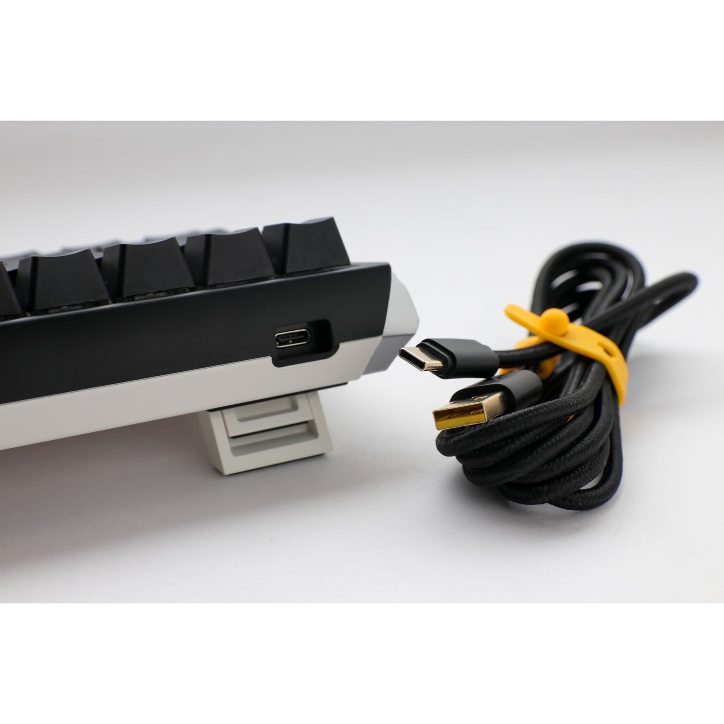 Ducky one 3 classic mini rgb mechanisch toetsenbord (zwart, us lay-out (qwerty), cherry mx brown, 60%, rgb led, double-shot pbt, hot-swappable, quack mechanics)