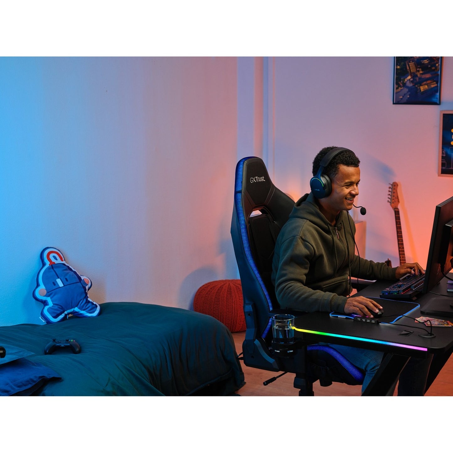 Trust gxt 709 luminus rgb-gamingbureau gaming desk (zwart)