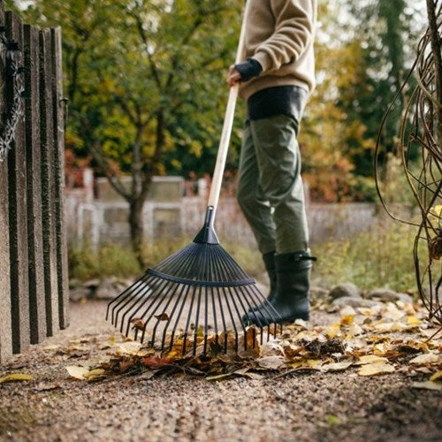 Fiskars rastrillo abanico de madera maciza con púas planas fsc – 1077118
