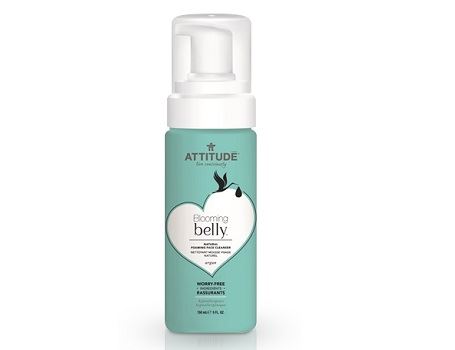 Atteggiamento detergente per il viso in schiuma naturale