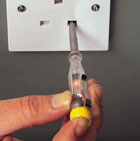 Tester di tensione per utensili manuali Stanley 220v-250v - 3mm x 105mm - stht0-62685