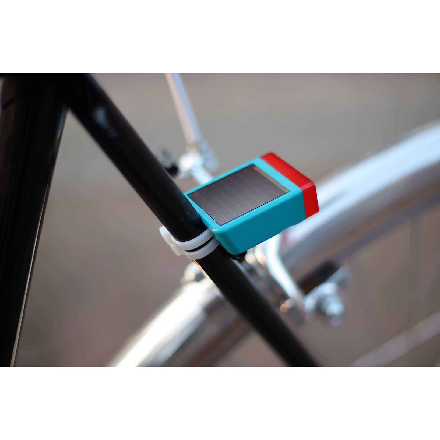 Il set di illuminazione Litta ha guidato su energia solare tempestosa grigio