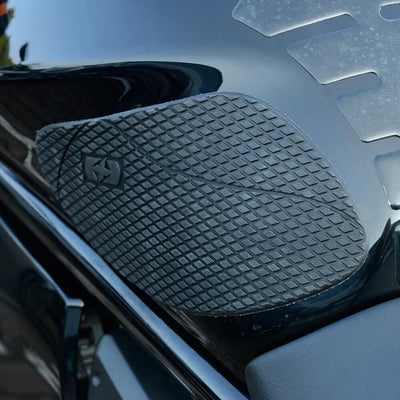 Oxford Tank Pads Silicone Black sul lato