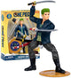 Moose gioca con l'action figure Zoro in un pezzo