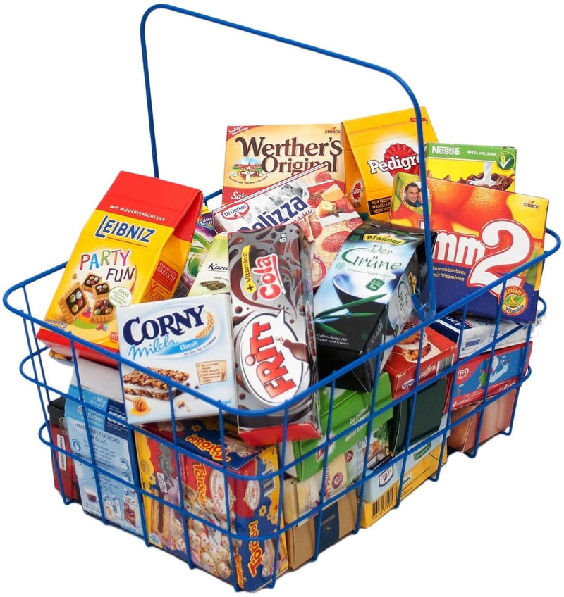 Cesta de compras de metal Tanner con artículos de compras.