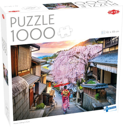 Donna tattica che cammina a Kyoto – Puzzle – 1000 pezzi – Strada tradizionale giapponese – Fiore di sakura atmosferico – Alta qualità scandinava