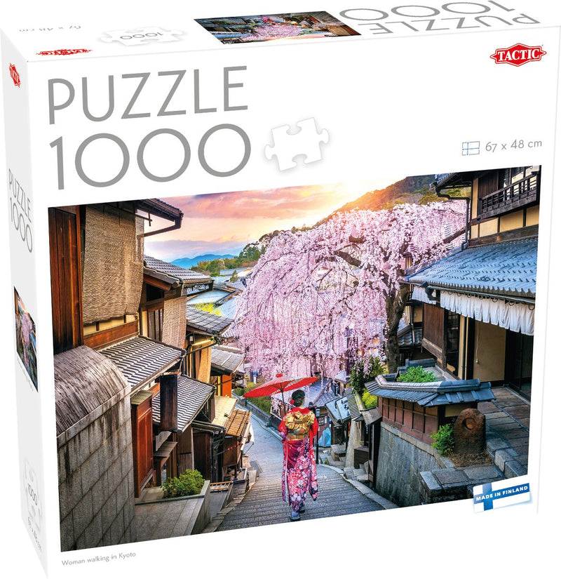 Donna tattica che cammina a Kyoto – Puzzle – 1000 pezzi – Strada tradizionale giapponese – Fiore di sakura atmosferico – Alta qualità scandinava