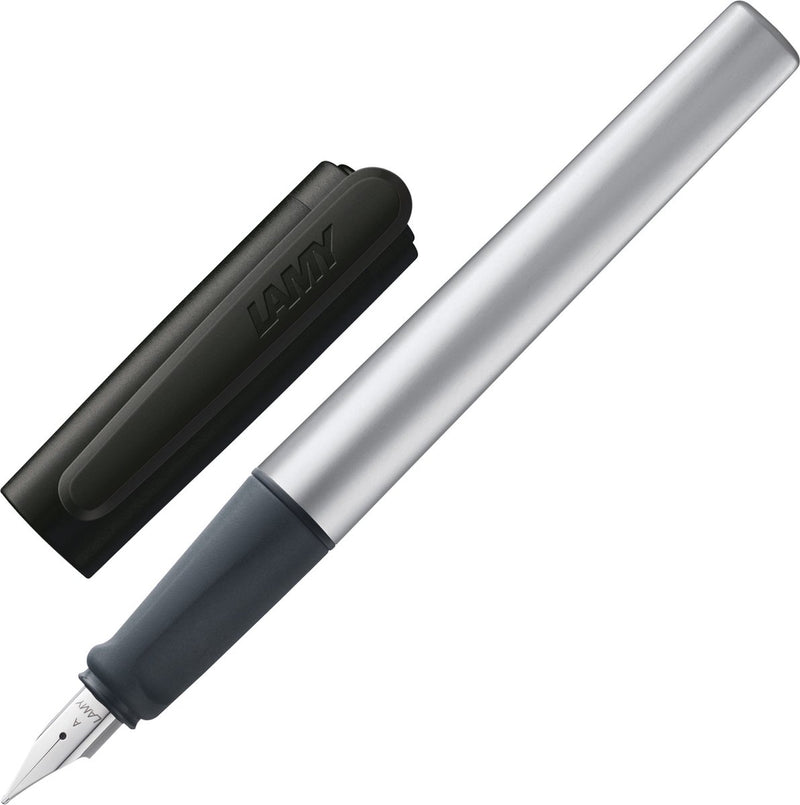 Pluma estilográfica Lamy nexx negra - con mango antideslizante, plumín de acero pulido para zurdos (izq.) en grosor de escritura medio - carcasa triangular de aluminio - incluye cartucho de tinta azul T 10