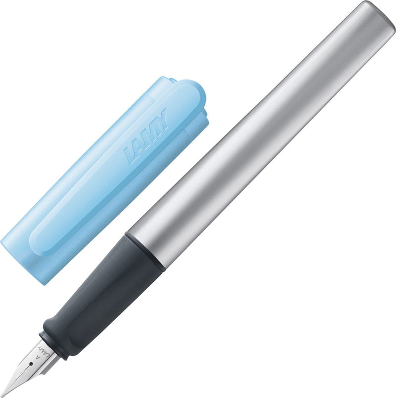 Pluma estilográfica Lamy Nexx Azure - con empuñadura antideslizante, plumín de acero pulido para zurdos (izq.) en ancho de escritura m - carcasa triangular de aluminio - incluye cartucho de tinta azul T 10