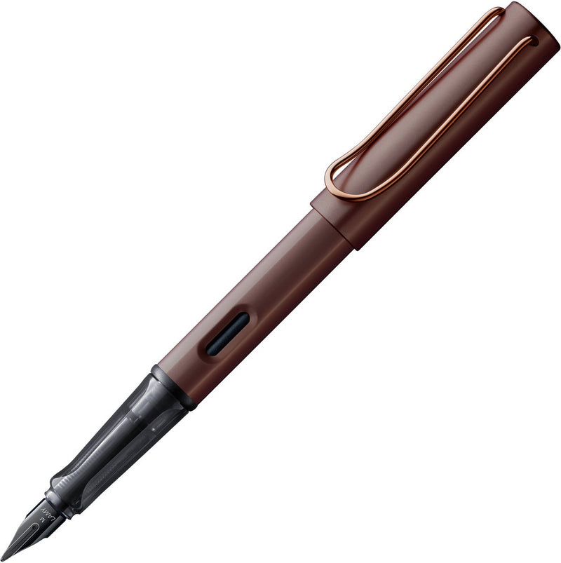 Pluma estilográfica Lamy lx 090 – elegante pluma estilográfica de aluminio en color granate con acabado en metal precioso y plumín de acero PVD negro – incluye cartucho de tinta T 10 en azul y paquete de regalo