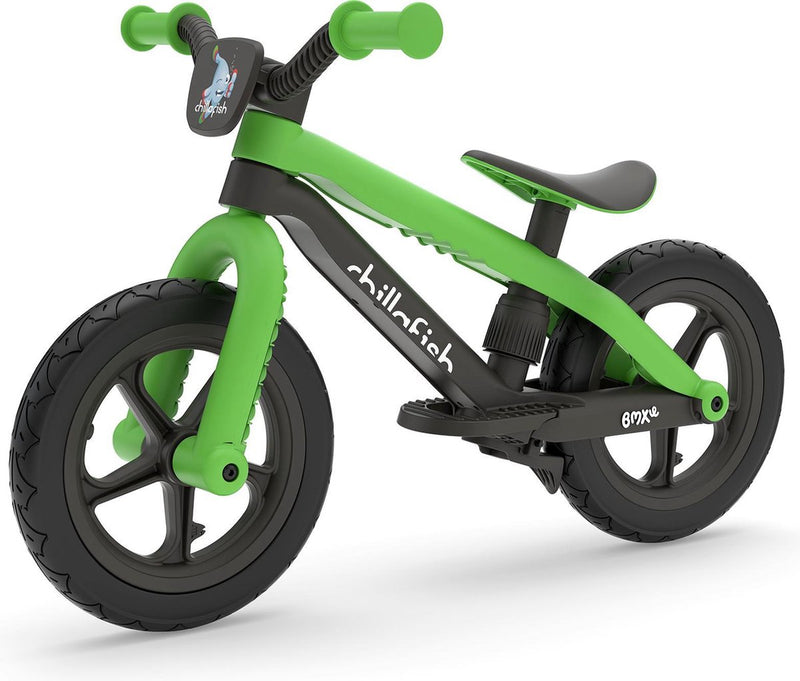 Bicicleta sin pedales Chillafish 2 años con reposapiés y freno de pie - verde - bicicleta sin pedales ligera para niños y niñas de hasta 5 años con sillín ajustable y 12 neumáticos de piel de goma para mayor agarre por dentro y por fuera - modelo bmxie 2