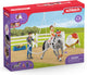 Schleich horse club speelfigurenset - mia's springset - kinderspeelgoed voor jongens en meisjes - 5 tot 12 jaar - 18 onderdelen - 42443